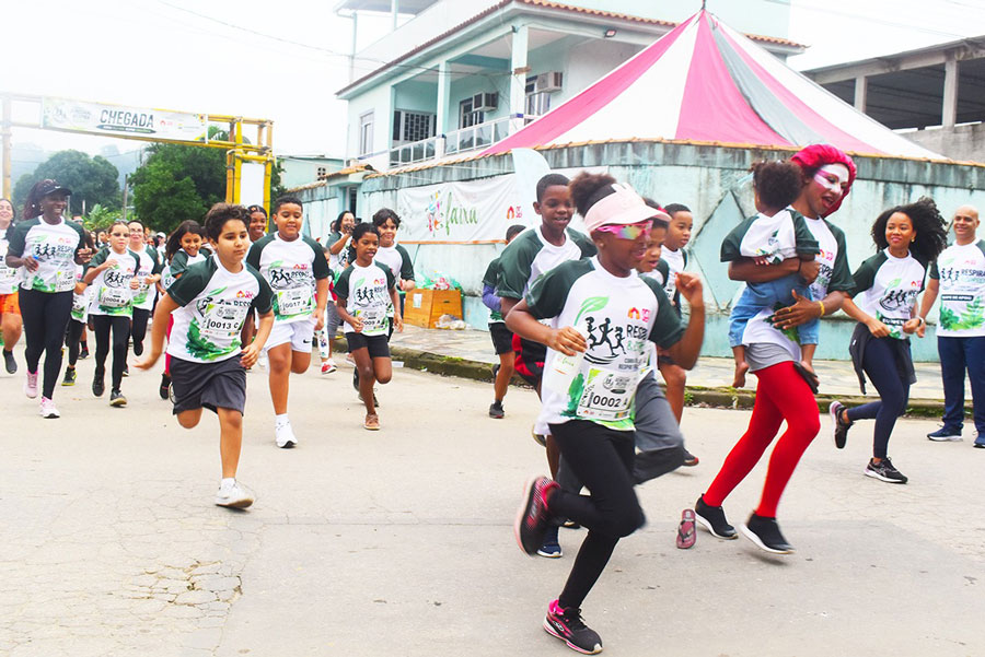 Comunidade ocupa as ruas para correr
